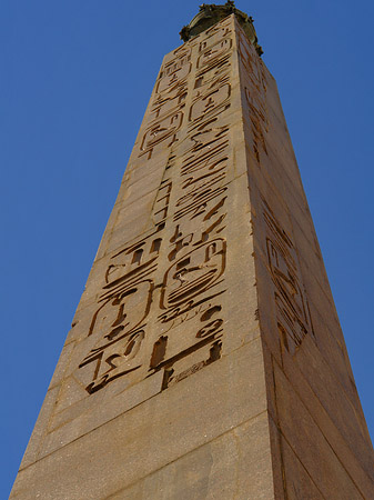 Foto Obelisk vor dem Palazzo Montecitorio