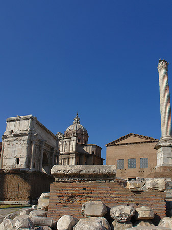 Phokassäule mit der Curia Iulia Foto 