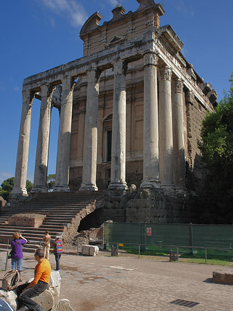 Tempel des Antoninus Pius und der Faustina Foto 