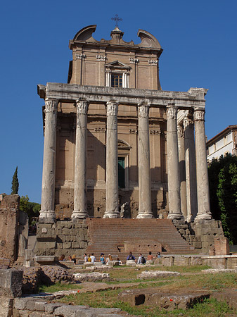 Tempel des Antoninus Pius und der Faustina Foto 