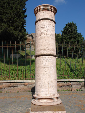 Säule mit Straßennamen