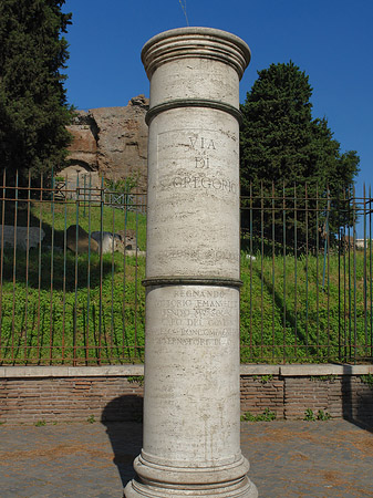 Foto Säule mit Straßennamen