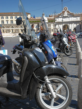 Mofas an der Piazza del Popolo