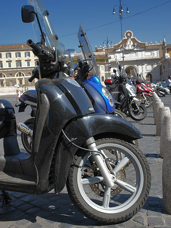 Foto Mofas an der Piazza del Popolo