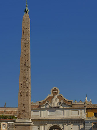 Obelisk mit dem Porta del Popolo Foto 