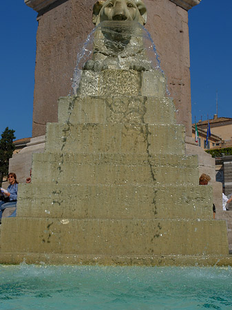 Obelisk mit Wasser Fotos