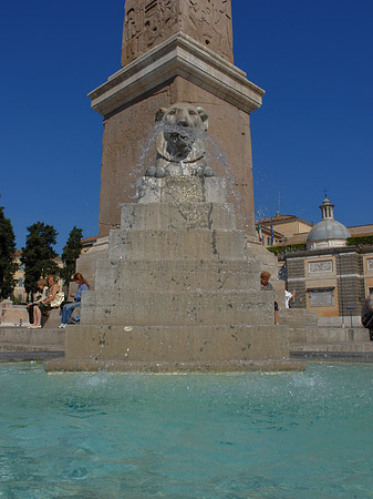 Obelisk mit Wasser Fotos