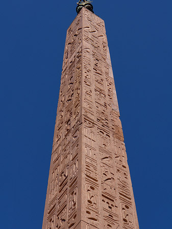 Foto Obelisk und Löwenbrunnen