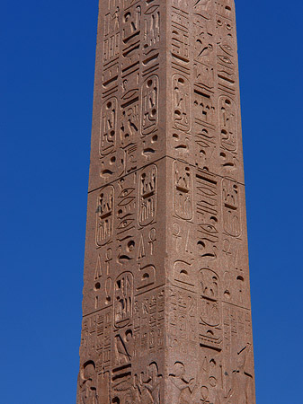 Obelisk und Löwenbrunnen Foto 