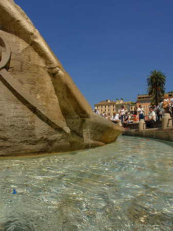 Schiff im Barcaccia Brunnen Fotos