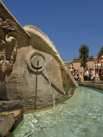 Schiff im Barcaccia Brunnen