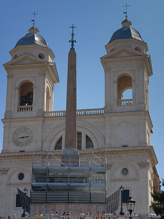 Kirche mit Obelisk Foto 