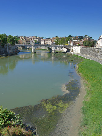 Tiber mit der Vittorio Emanuele II Fotos