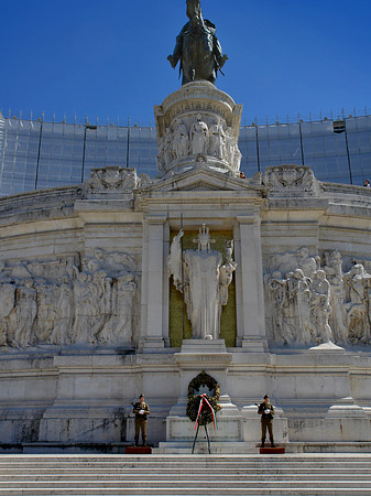 Fotos Wache vor dem Monument