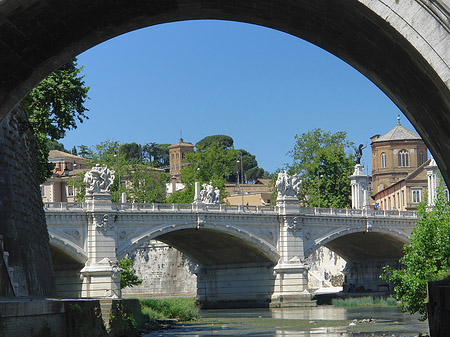 Foto Unter der Brücke - Rom