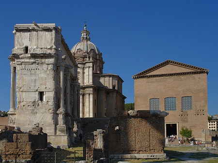 Fotos Triumphbogen mit der Curia Iulia