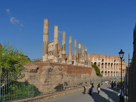 Kolosseum mit dem Forum Romanum Foto 