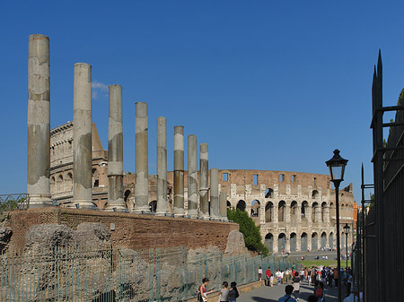 Kolosseum mit dem Forum Romanum