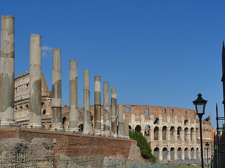 Kolosseum mit dem Forum Romanum Fotos