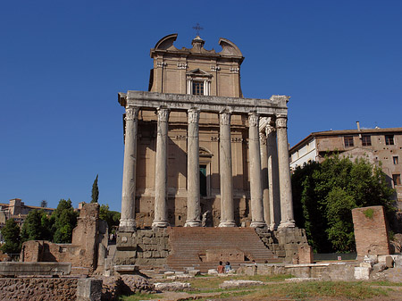 Tempel des Antoninus Pius und der Faustina Foto 