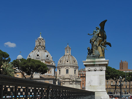 Fotos Statue vor der Santa Maria Loreto | Rom