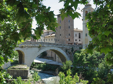 Ponte Fabricio zwischen Bäumen Fotos