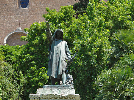 Statue von Cola di Rienzo