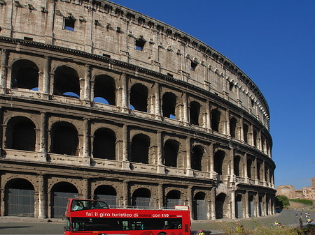 Bus vor dem Kolosseum