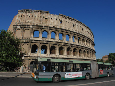 Bus vor dem Kolosseum Foto 