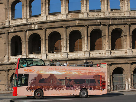 Bus vor dem Kolosseum