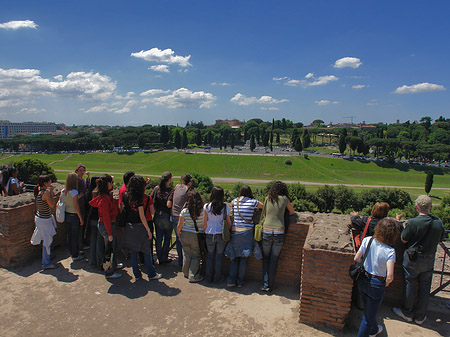 Foto Menschen vor dem Circus Maximus