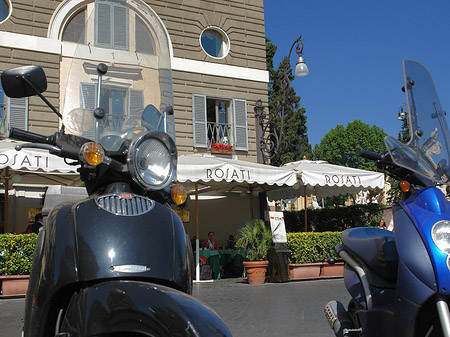 Foto Mofas an der Piazza del Popolo