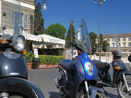 Mofas an der Piazza del Popolo Fotos