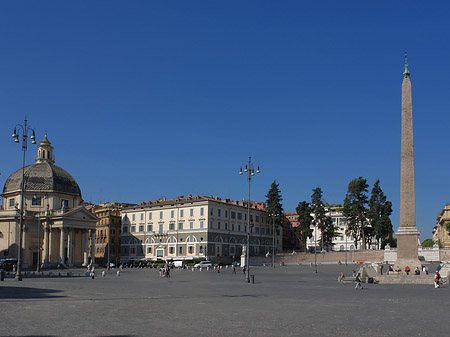 Obelisk mit Kirche Foto 