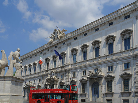 Foto Quirinalspalast mit Bus