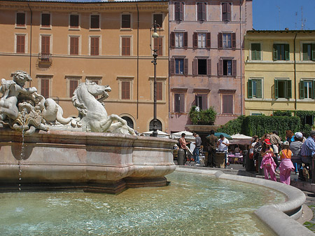 Menschen am Brunnen