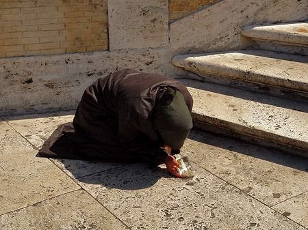 Foto Arme Frau an der Spanischen Treppe - Rom