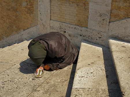 Arme Frau an der Spanischen Treppe Fotos