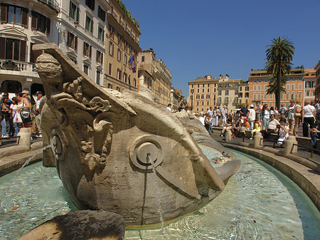 Schiff im Barcaccia Brunnen