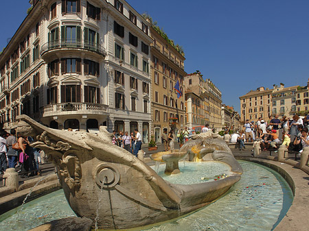 Schiff im Barcaccia Brunnen Fotos