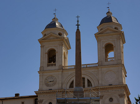 Kirche mit Obelisk Fotos