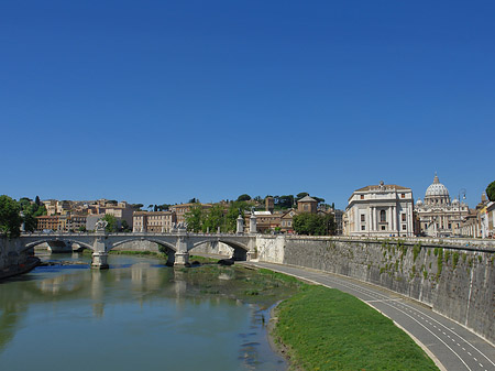 Foto Tiber mit der Vittorio Emanuele II - Rom