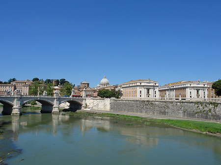 Tiber mit der Vittorio Emanuele II