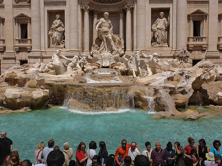 Menschen am Brunnen Foto 