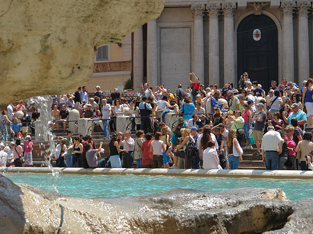 Menschen am Brunnen Fotos