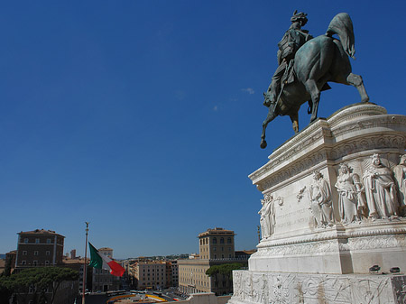 Bronzestatue von Victor Emmanuel Fotos